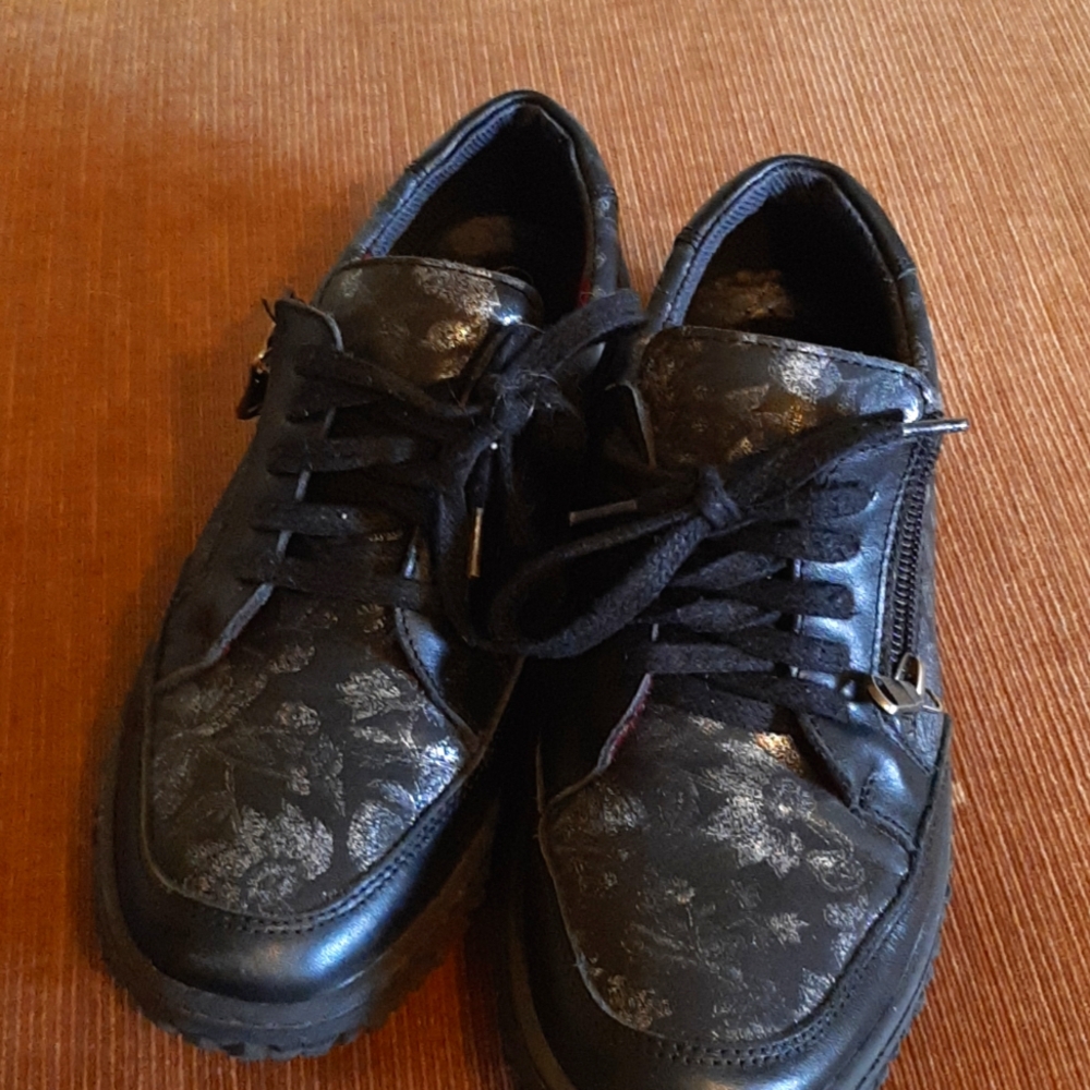 Size 38 Volks Walker shoes